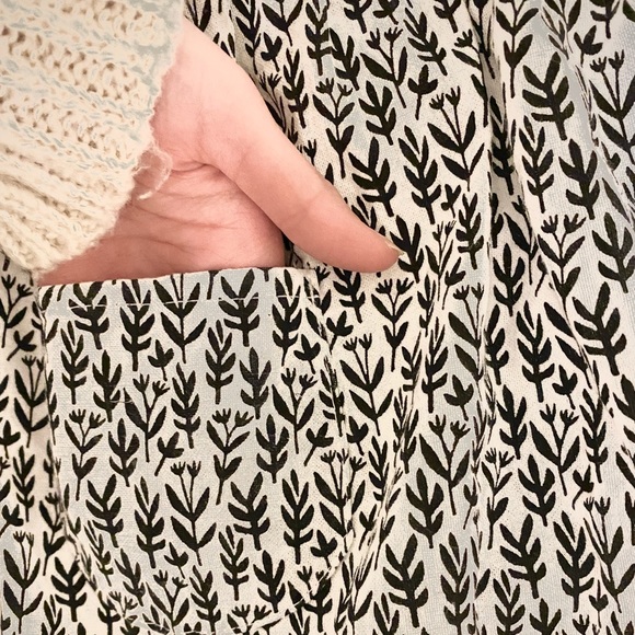 Leaf Patterned Apron with Pockets - Picture 2 of 7